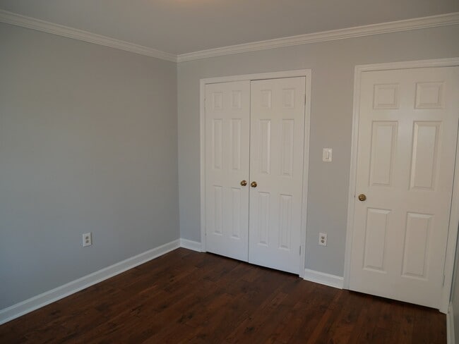 Building Photo - 4 Bedroom 3.5 Bath Corner Unit Townhouse o...