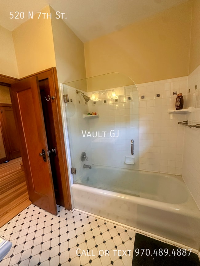 Building Photo - 520 N 7th St