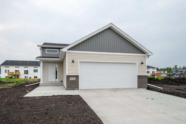 Building Photo - 4 Bed 3 Bath Single Family Home