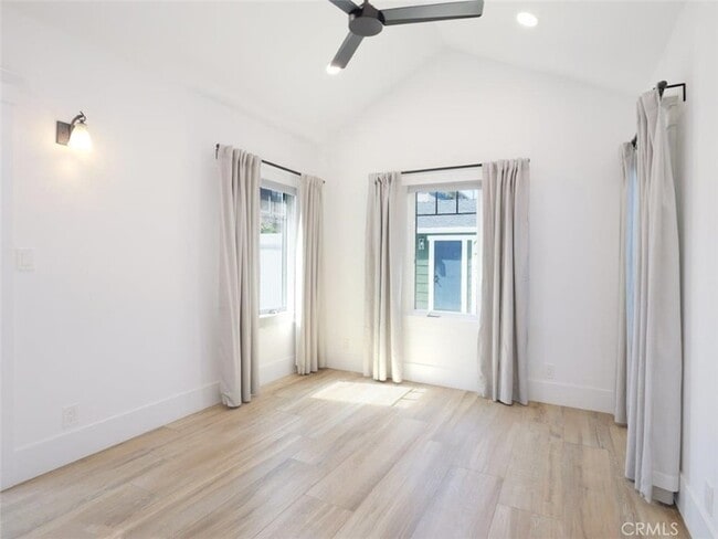 Building Photo - 446 W 40th St