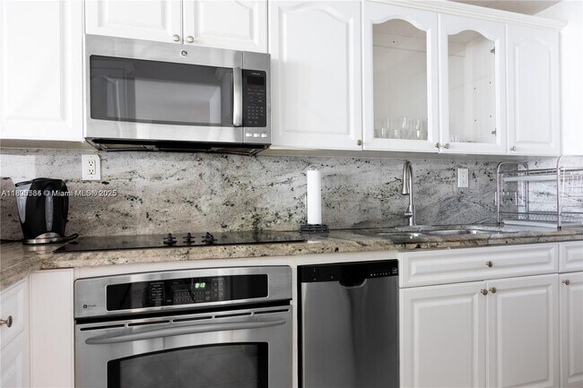 Building Photo - 5401 Collins Ave