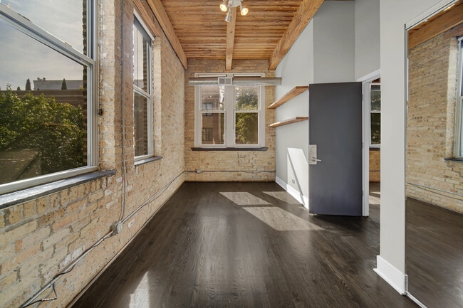 Building Photo - 2014 W Wabansia Ave
