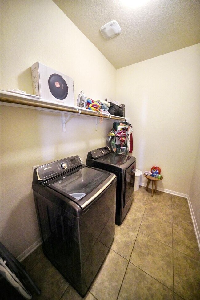 Building Photo - Stunning 3-Bedroom Home with Office in Charleston Parke, Cibolo - Realtor Commission offered: $500