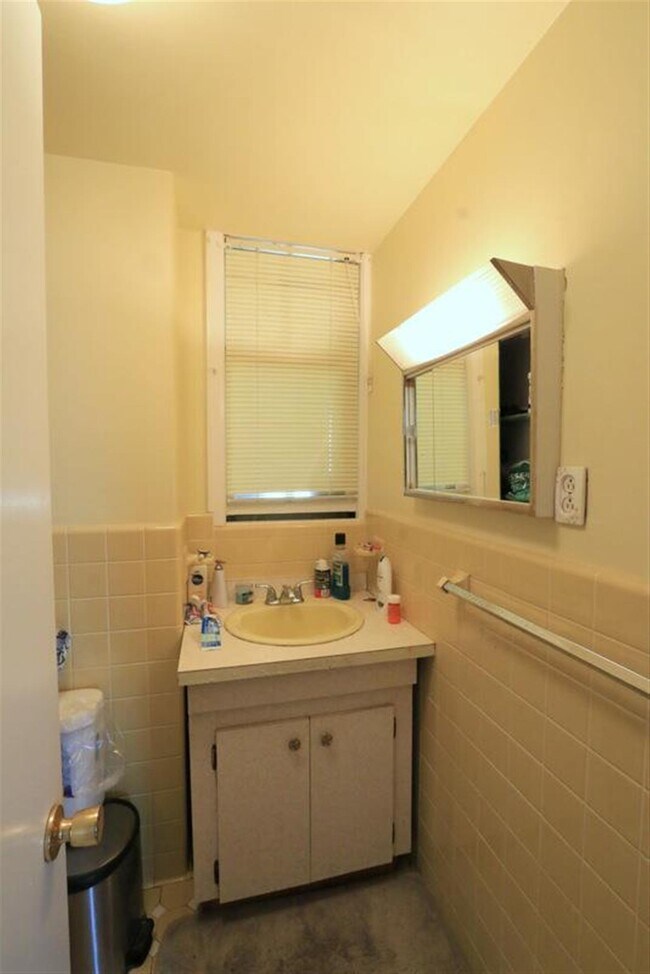 Building Photo - 19 Park Ave