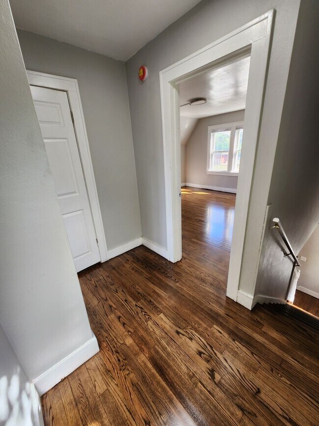 Building Photo - GLEN PARK LIVING! Near IUN & Golf Course!