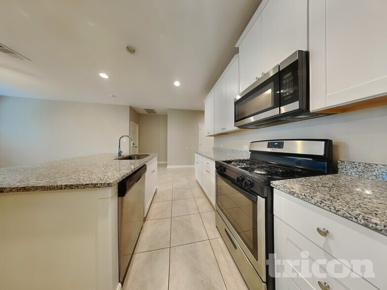 Building Photo - 241 Mary Max Cir