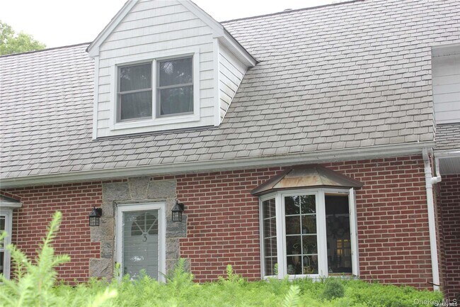Primary Photo - 3 Meadowbrook Dr