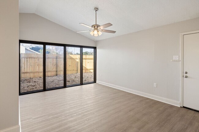 Building Photo - 203 Cougar Ridge