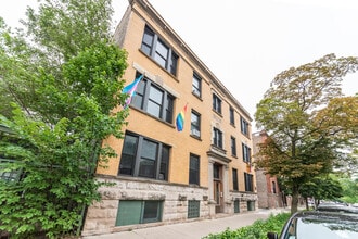 Building Photo - 1513 W Winnemac Ave