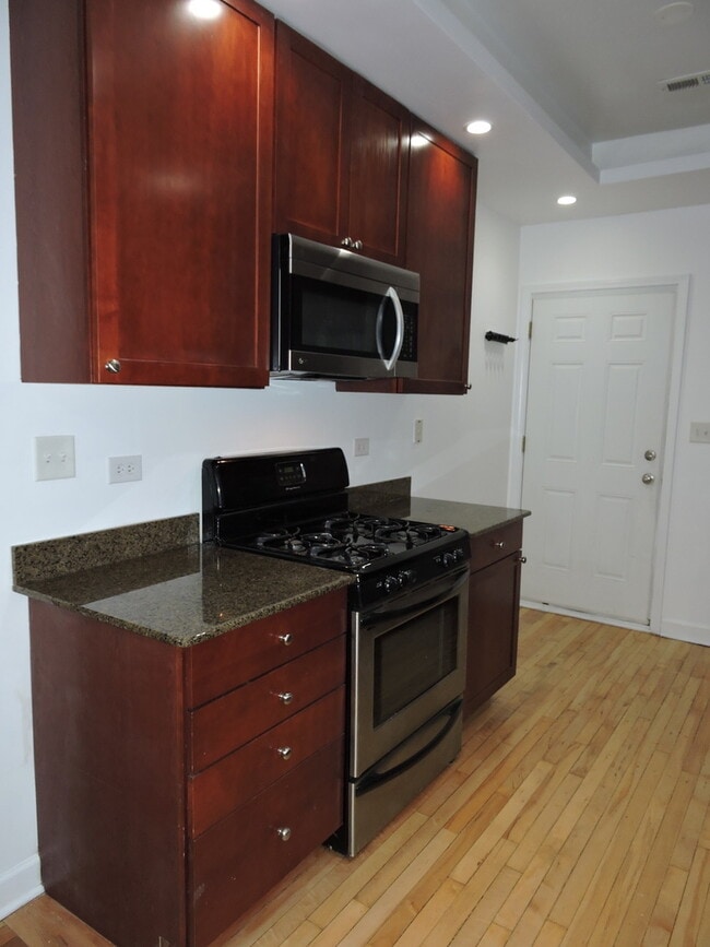 Building Photo - 1346 1/2 W Estes Ave