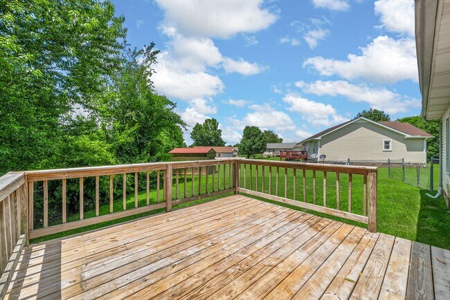 Building Photo - 3 Bedroom Pet Friendly Home For Rent Near 101st Parkway!