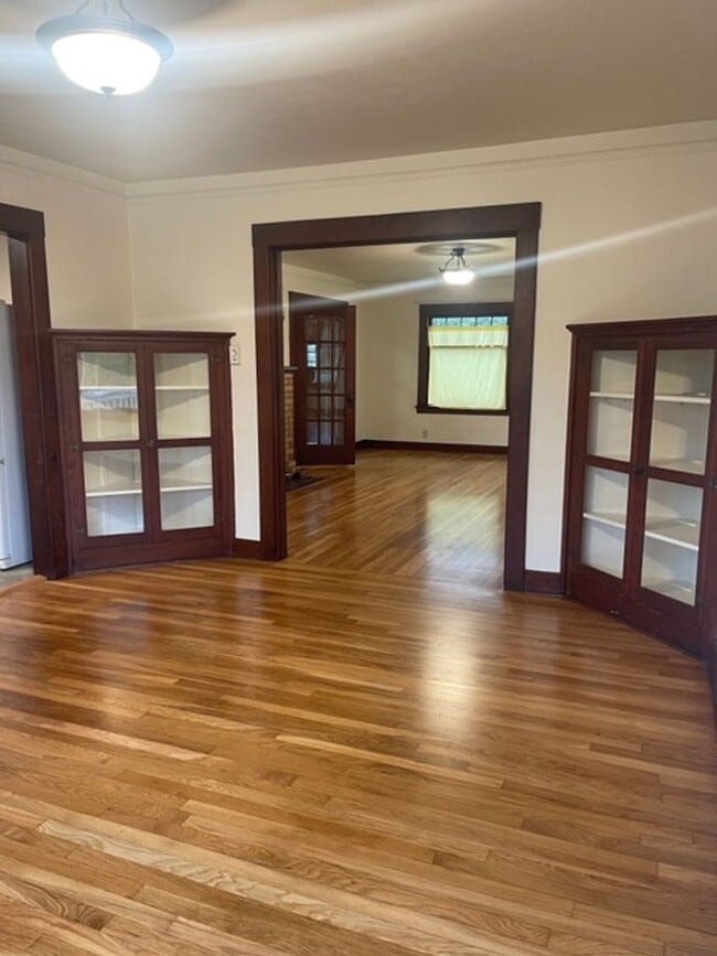 Building Photo - Spacious Craftsman Home