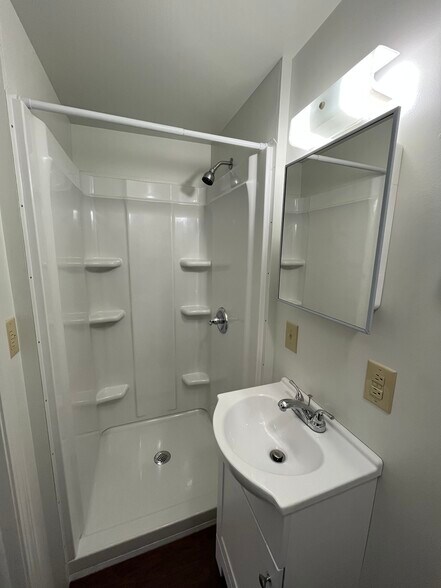 Building Photo - 13050 Beeson St NE