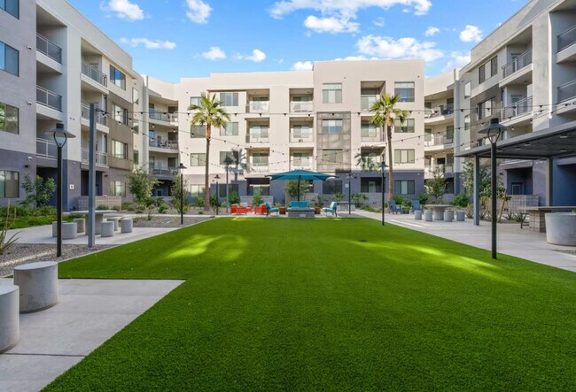 Building Photo - 711 W Broadway Rd