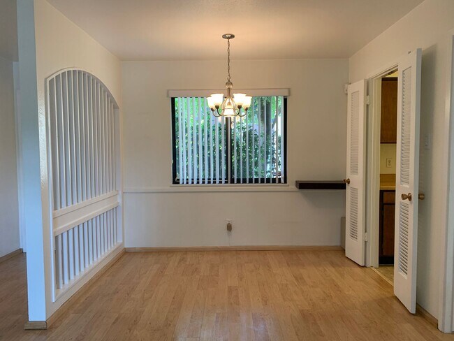 Building Photo - Lovely 2 Bedroom, 2 Bath Condo In The NE!