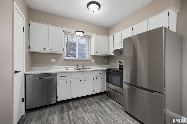 Building Photo - 2315 W Cannes Dr