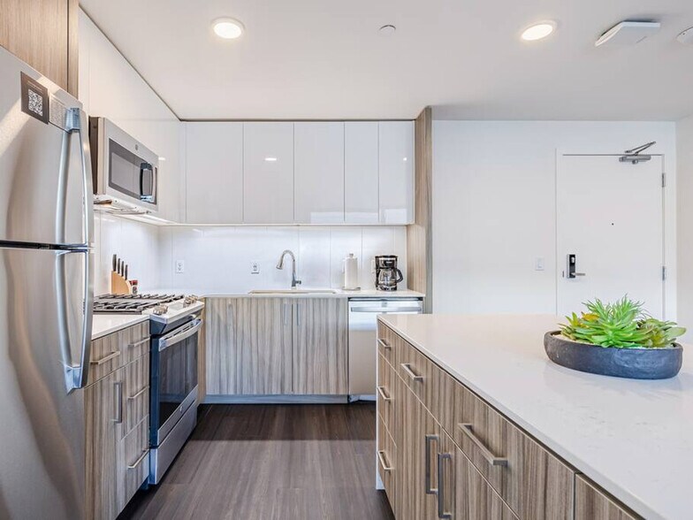 Building Photo - 1550 NW Naito Pkwy