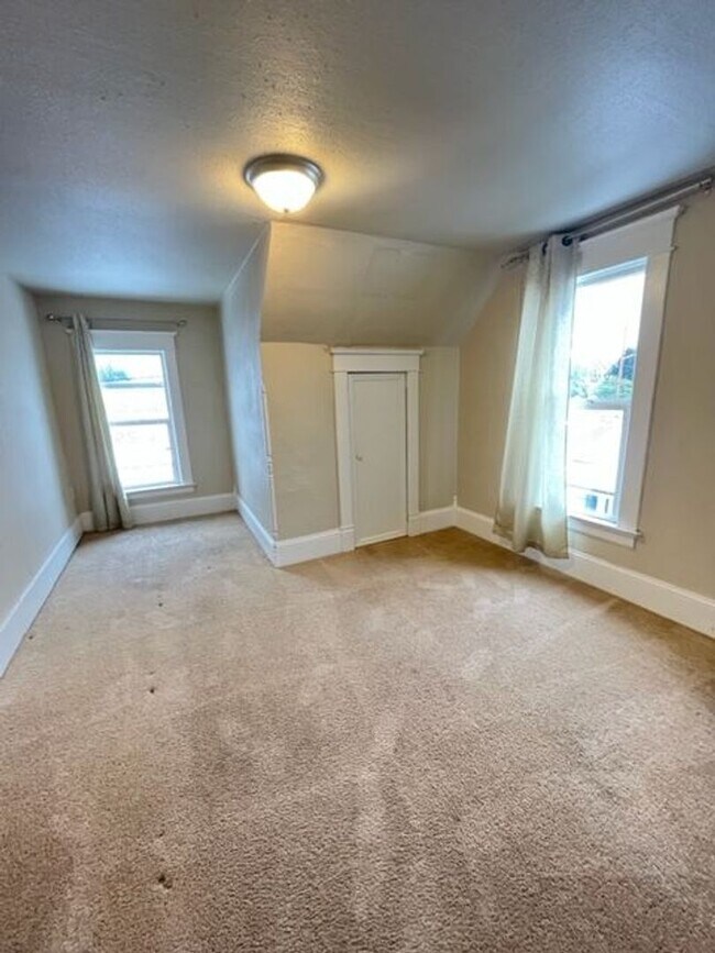Building Photo - Charming 3 Bedroom 2 Bath Home in Everett with Storage Garage!