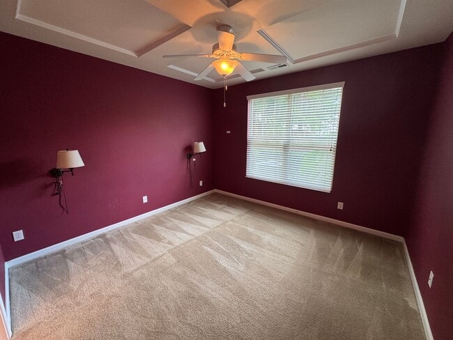 Building Photo - Bright & Spacious End Unit in Thompson Ridge