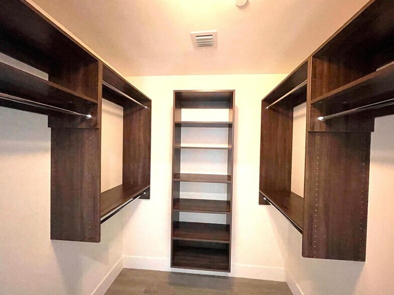 Building Photo - 2960 NE 207th St