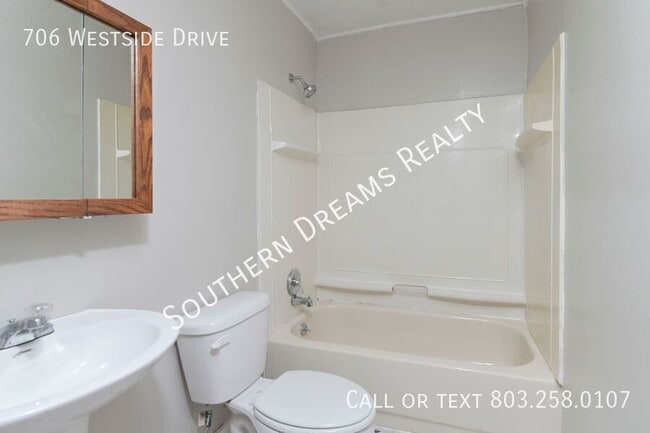 Building Photo - 706 Westside Dr