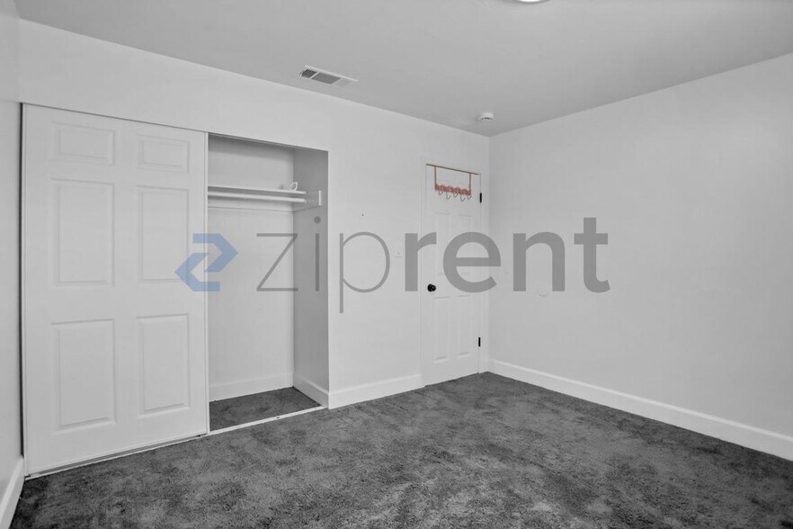 Building Photo - Unit