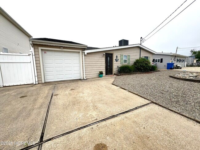 Building Photo - 63 Lawrence Dr