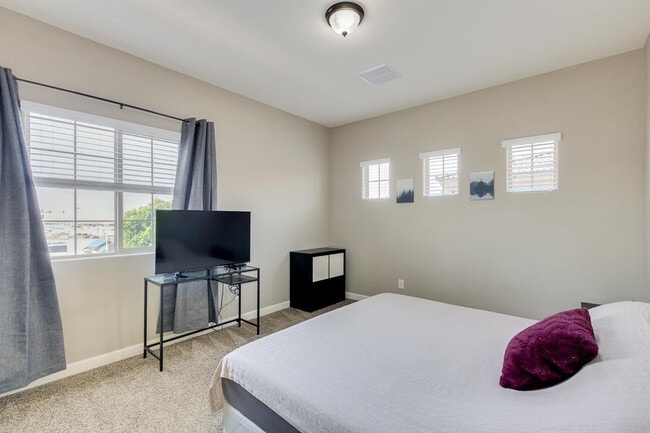 Building Photo - 1367 S Country Club Dr