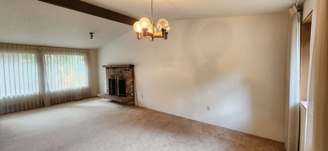 Building Photo - LYNNWOOD Spacious 3 bdrm + Den & Family Room Home
