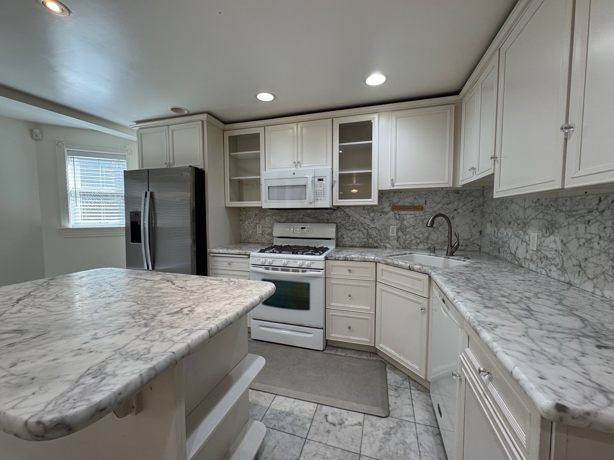 Building Photo - 2112 Santa Clara Ave