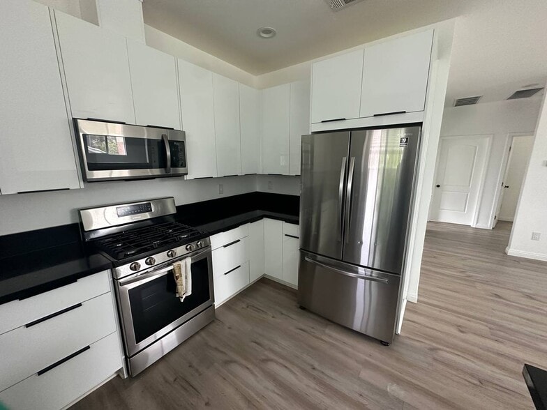 Building Photo - 15122 Burbank Blvd