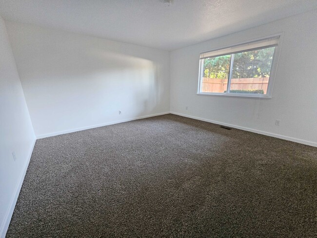 Building Photo - 9032 SW Monterey Pl