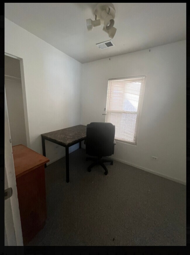 Building Photo - 821 N Hermitage Ave