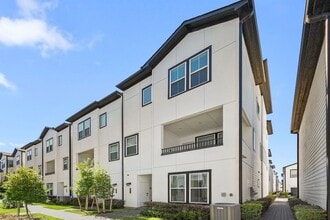 Building Photo - 2718 Grand Fountains Dr