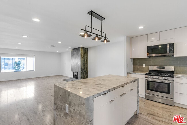 Building Photo - 12358 Moorpark St