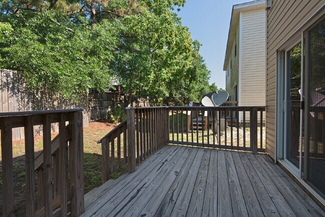 Building Photo - "Charming 3-Bed Townhouse Retreat with 2.5...