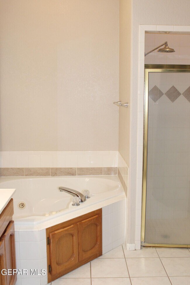 Building Photo - 221 Cloud Song E