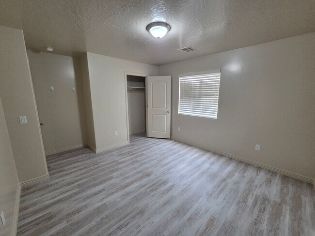 Building Photo - Large 4 Br - like new under $2k!
