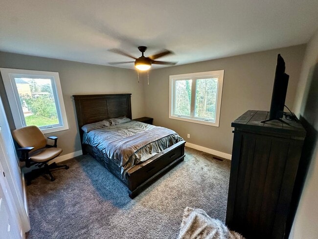 Building Photo - Large 3 Bedroom With Water Views