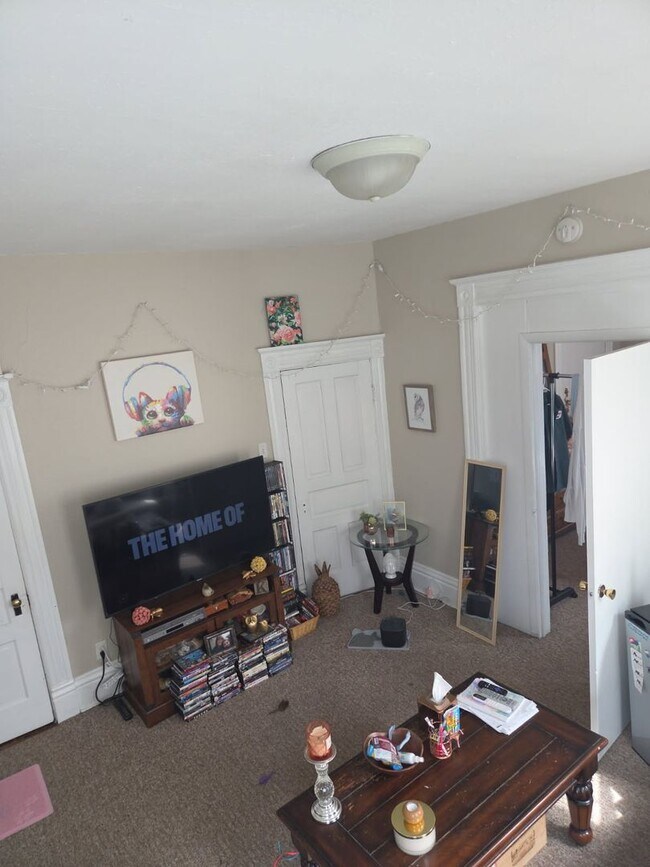 Building Photo - 818 6th St S