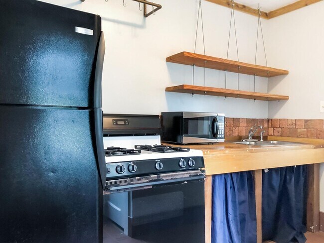 Building Photo - Garage Galore: 2 Bed, 1 Bath Comedy Central!