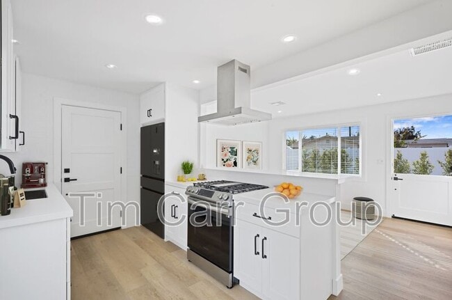 Building Photo - 243 E 20th St