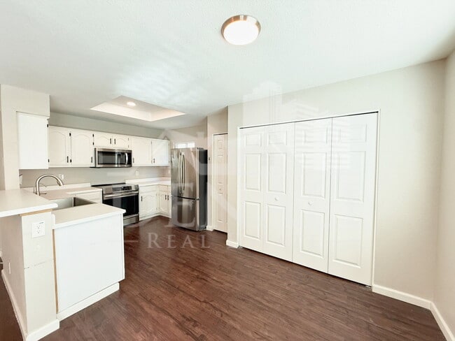 Building Photo - 1114 S Surfside Dr