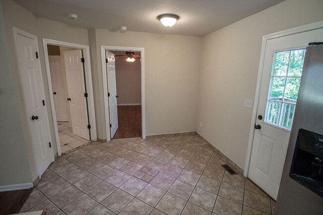 Building Photo - 1329 Valley Creek Ln