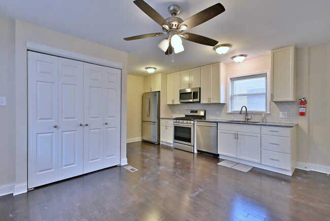 Building Photo - 7103 W Devon Ave