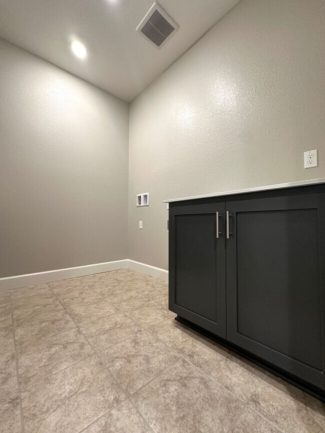 Building Photo - Beautiful Newer 5 Bedroom, 4 Bath in the h...