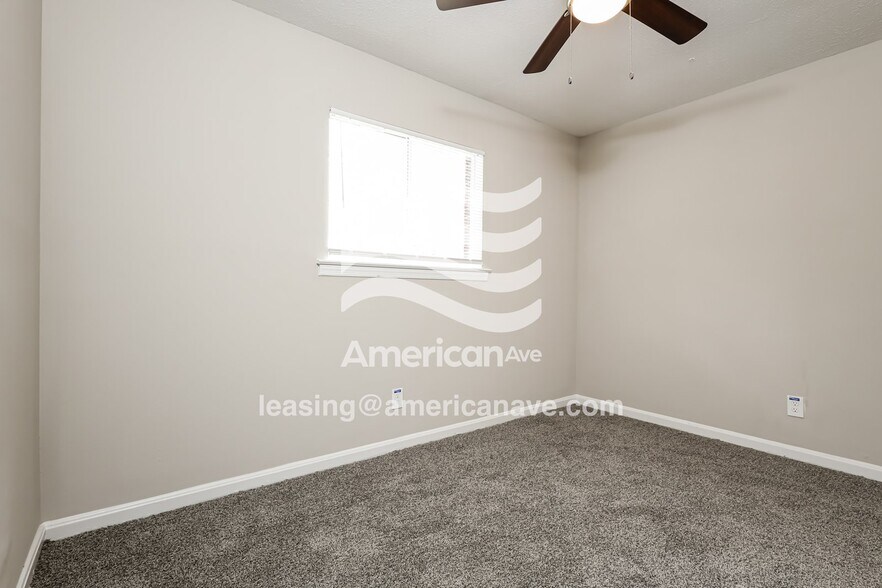 Building Photo - 915 Farwell Dr