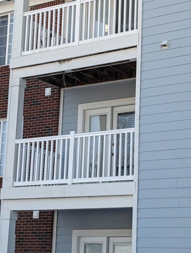 Building Photo - AVAILABLE NOW- Convenient 2 Bed/2 Full Bath Condo in Beavercreek!