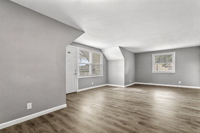 Building Photo - Big, Bold, and Beautiful Upper Unit!