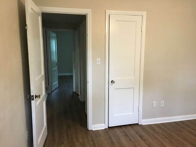 Building Photo - Beautiful 3 Bedroom House Behind Midtown